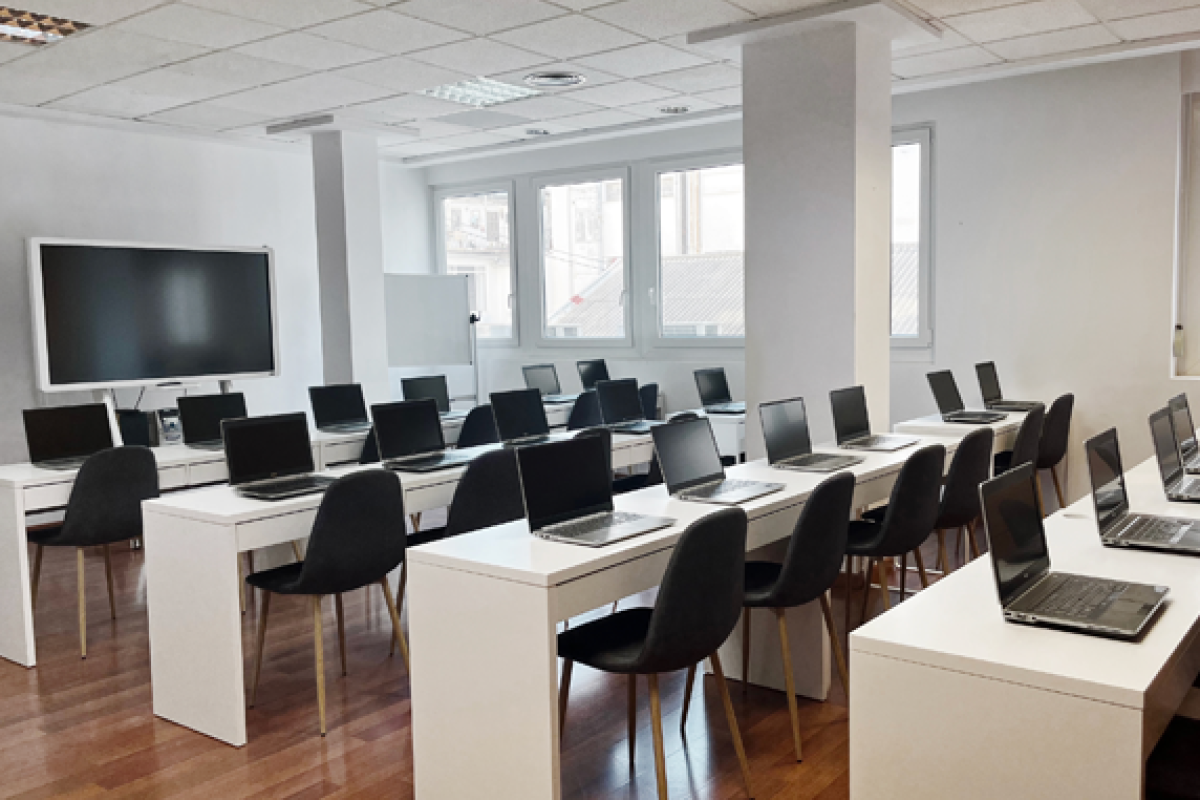 Alquiler de aulas en valencia para 24 personas con ordenadores